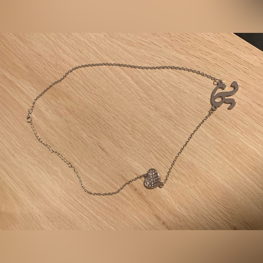 LIKE NEW "R" INITIAL NECKLACE - Picture 3 of 3